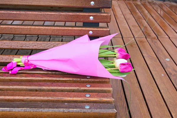 Ramo Flores Primavera Hermoso Ramo Tulipanes Rosados Blancos Envueltos Papel —  Fotos de Stock
