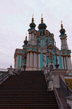 Eski Aziz Andrew Kilisesi 'nin bulutlu ve yağmurlu gökyüzüne karşı geniş açılı görüntüsü. Ukrayna 'nın başkenti Kyiv' de ünlü turistik bir yer..