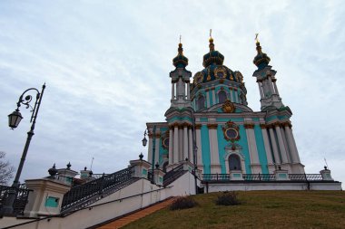Bulutlu ve yağmurlu gökyüzüne karşı Aziz Andrew Kilisesi 'nin anormal görüntüsü. Bu, şehrin en önemli eğlencelerinden biridir. Ünlü turistik yer ve romantik seyahat yeri. Kış sabahı. Kyiv, Ukrayna.