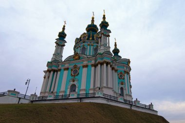 Tepenin tepesindeki antik Saint Andrew Kilisesi 'nin güzel sabah manzarası. Bulutlu ve yağmurlu bir gökyüzü. Ünlü turistik yer ve romantik seyahat yeri. Kyiv, Ukrayna.