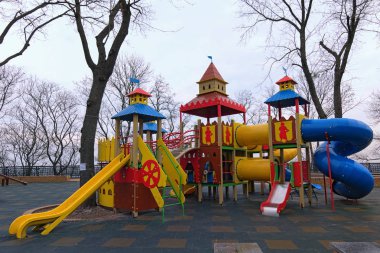 Parktaki küçük çocuklar için oyun alanı. Boş bir çocuk parkı çocukları bekliyor. Saint Volodymyr Tepesi 'nde sisli bir sabah. Kyiv, Ukrayna.