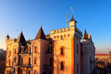 Gün doğumunda Kyiv Akademik Kukla Tiyatrosu 'nun panoramik görüntüsü. Arka planda mavi gökyüzü. Khreshchaty Parkı, Kyiv, Ukrayna.