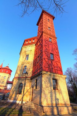 Khreshchaty Parkı 'ndaki eski su ikmal kulesinin düşük perspektifli görüntüsü. Arka planda mavi gökyüzü. Güneşli bir bahar sabahı. Kyiv, Ukrayna.