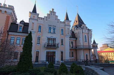 Gün doğumunda Kyiv Akademik Kukla Tiyatrosu 'nun panoramik sabah manzarası. Arka planda mavi gökyüzü. Khreshchaty Parkı, Kyiv, Ukrayna.