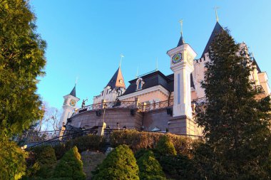 Gün doğumunda Kyiv Akademik Kukla Tiyatrosu 'nun panoramik sabah manzarası. Arka planda mavi gökyüzü. Khreshchaty Parkı, Kyiv, Ukrayna.