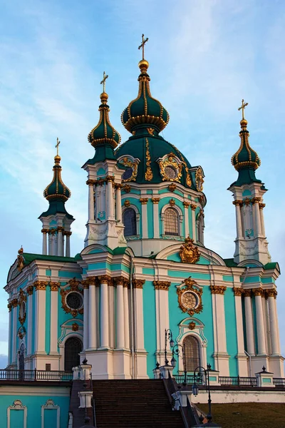 Güneşli bir sabahta mavi gökyüzüne karşı antik Saint Andrew Kilisesi manzarası. Ukrayna 'nın başkenti Kyiv' de ünlü turistik bir yer..