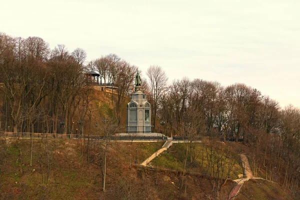 ヴォロディミールの記念碑で有名な聖ウラジーミル丘 ウラジミールスカヤゴルカ の絵のような風景葉のない木に囲まれたグレート 早春の朝の景色 ウクライナのキエフ — ストック写真