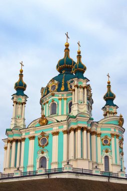Güneşli bir bahar sabahı mavi gökyüzüne karşı antik Saint Andrew Kilisesi 'nin yakın çekimi. Ukrayna 'nın başkenti Kyiv' de ünlü turistik bir yer..