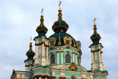 Güneşli bir bahar sabahı mavi gökyüzüne karşı antik Saint Andrew Kilisesi 'nin şaşırtıcı detaylı görüntüsü. Antik mimaride barok tarzı. Ukrayna 'nın Kyiv kentinin mimari simgesi.