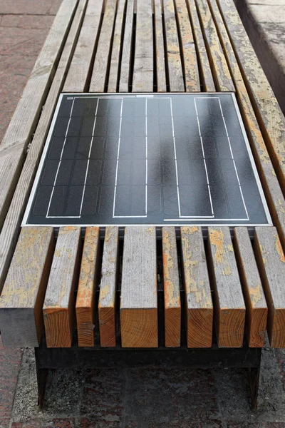 Vista Primer Plano Del Banco Madera Con Panel Solar Integrado — Foto de Stock