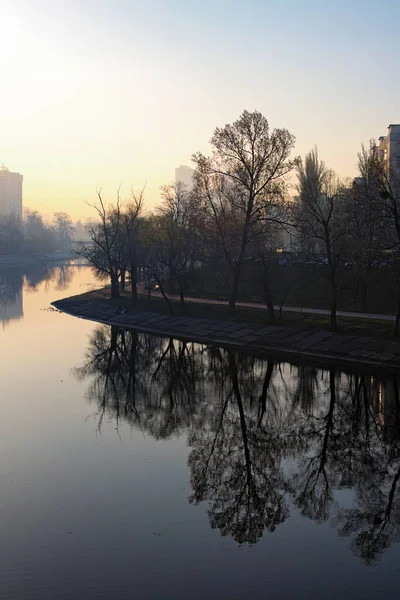 鲁萨尼夫卡运河的风景秀丽的晨景 有堤岸和多层老房子的轮廓 日出时有点朦胧 乌克兰基辅Rusanivka居民区 — 图库照片