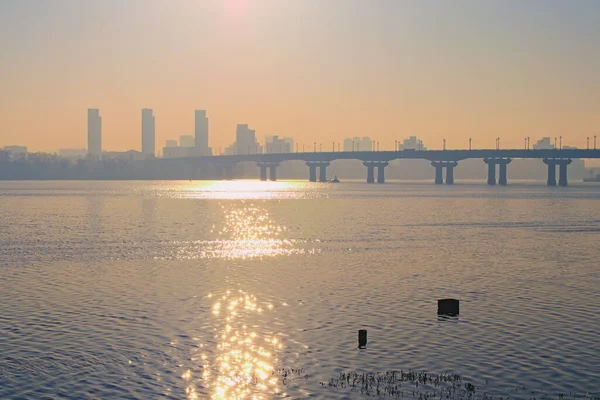 德涅斯特河上风景如画的晨景 阳光普照 轮廓在高楼的晨雾中和背景中的帕顿桥 春天的早晨城市景观 乌克兰基辅 — 图库照片