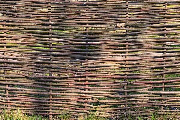 ウィッカーからの木製のフェンスのクローズアップビュー 古い伝統的な編み物のフェンス 有機織の柳のウィッカー アブストラクト背景 木の質感 — ストック写真