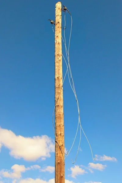 Stary Drewniany Słup Uszkodzonymi Przewodami Elektrycznymi Widok Bliska Stary Opuszczony — Zdjęcie stockowe