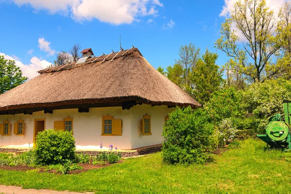 青空に対する古代の粘土の家の絵のような風景です ウクライナのペレイスラフにあるナドニプラニシュチナの民俗建築と生活の野外博物館 — ストック写真