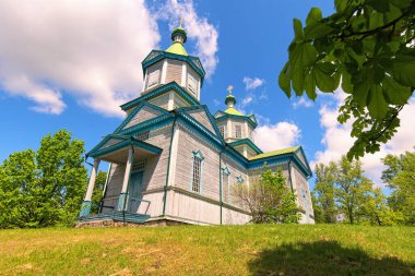 Pereyaslav, Ukrayna-16 Mayıs 2020: Mavi gökyüzüne karşı antik ahşap kilisenin geniş açı manzarası. Halk Mimarisi ve Yaşam Müzesi. Antik Ukrayna 'nın tarihi binaları kavramı.