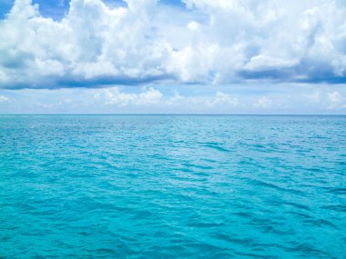 Güzel parlak mavi Karayip Denizi fırtına sonrası