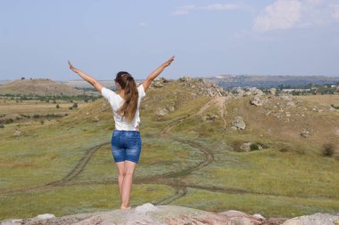 Kız bir dağın arka planda bozkır.