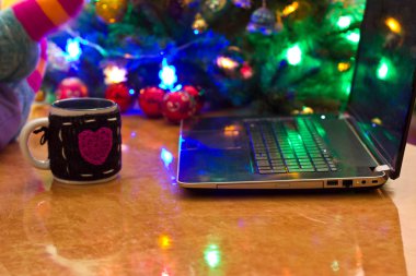 Noel ağacının arka planda defter. 