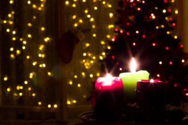 Bir Noel ağacı arka plan üzerinde üç mum. 