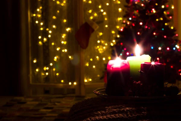 Tre ljus på en julgran bakgrund. — Stockfoto