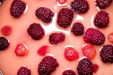 Berry peynirli kek pişirme.