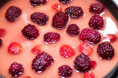 Berry peynirli kek pişirme.