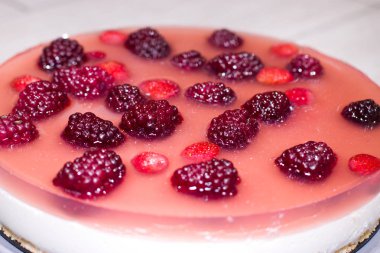 Berry peynirli kek pişirme.