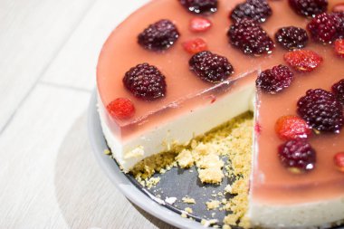 Berry peynirli kek pişirme.