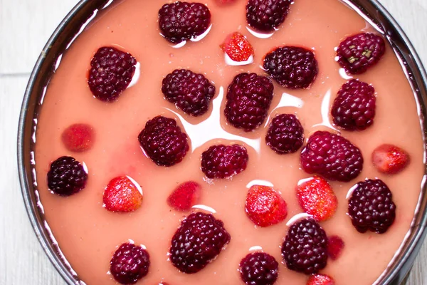 Berry peynirli kek pişirme.