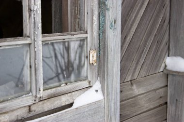 Evi terk edilmiş. Eski kırık cam. 