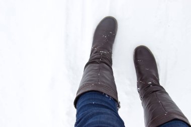 Deri kahverengi çizme karda.