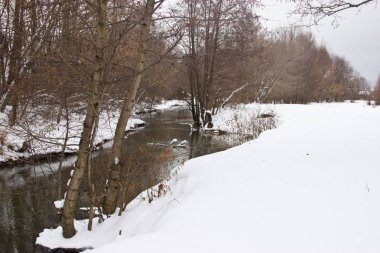 Little Nehri kışın karda. Rusya, Ulyanovsk bölgesi