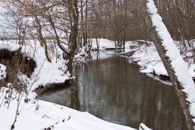 Little Nehri kışın karda. 