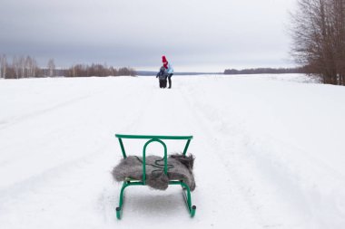 Karda bir şal ile sledge. Anne oğlu ile çalış. 