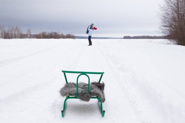 Karda bir şal ile sledge. Anne oğlu ile çalış. 