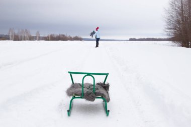 Karda bir şal ile sledge. Anne oğlu ile çalış. 