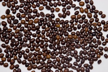 Kahve çekirdekleri rastgele dağılmış. 