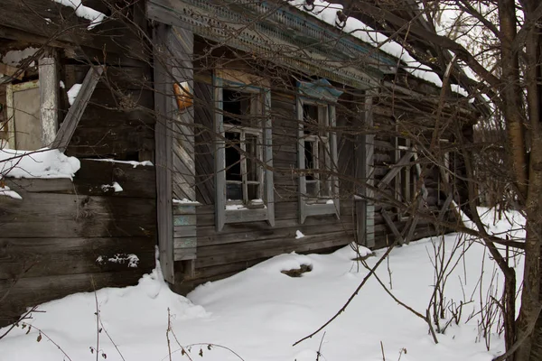 Velha casa abandonada. — Fotografia de Stock