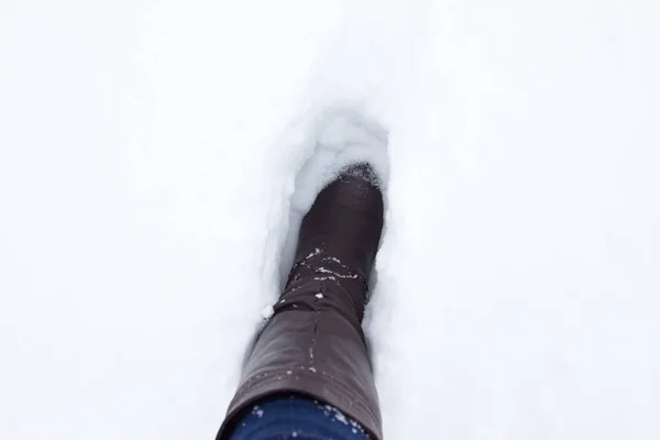 Botas de cuero marrón en la nieve . —  Fotos de Stock