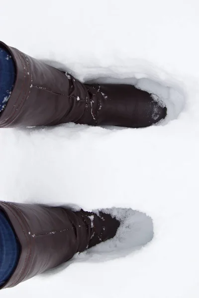 雪の中でレザーブーツ ブラウン. — ストック写真