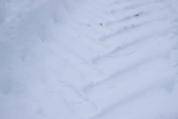 Vestígios de rodas do grande carro em neve . — Fotografia de Stock