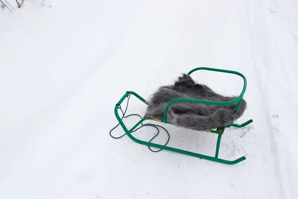 Sledge con un chal en la nieve . —  Fotos de Stock