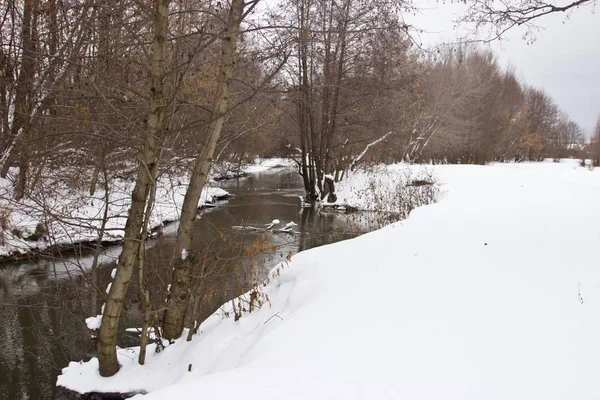 La petite rivière dans la neige en hiver. Russie, région d'Oulianovsk — Photo