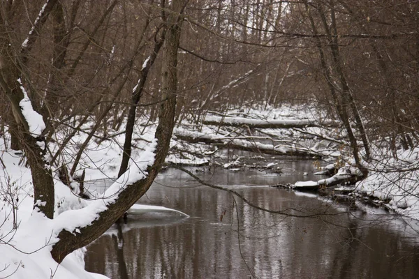 La petite rivière dans la neige en hiver . — Photo