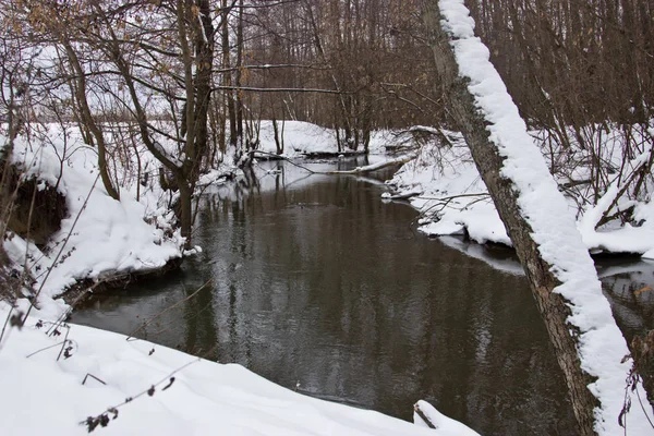 Der kleine Fluss im Schnee im Winter. — Stockfoto