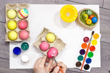  Yumurta boyama kadın. Mutlu Paskalya. 