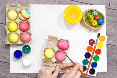  Yumurta boyama kadın. Mutlu Paskalya. 