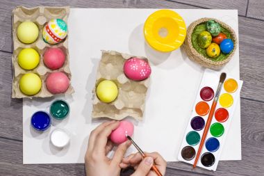  Yumurta boyama kadın. Mutlu Paskalya. 