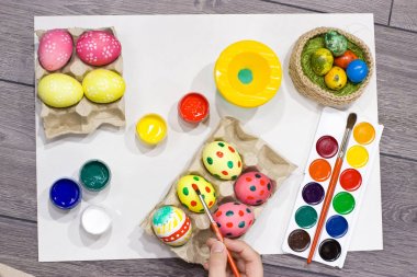 Yumurta boyama kadın. Mutlu Paskalya.